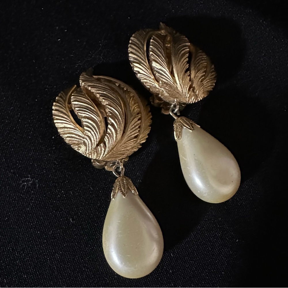 Vintage Crown Trifari Brushed Gold Faux Pearl Drop Clip On Earring Retro 1950s